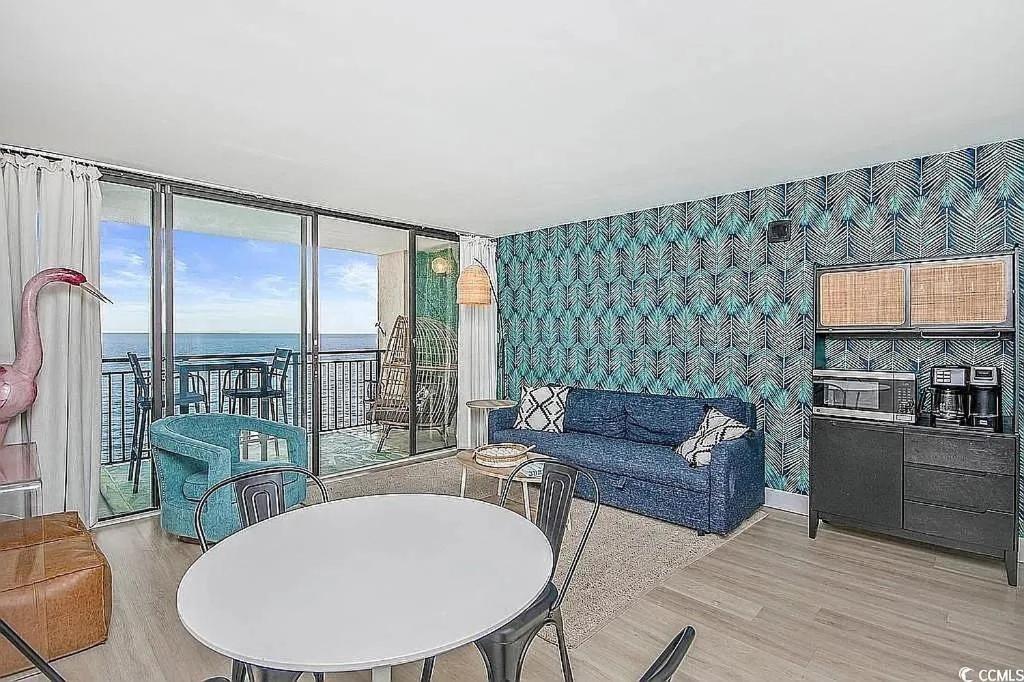 Ein Sitzbereich in der Unterkunft Coastal Comfort Your Perfect Beachfront Getaway