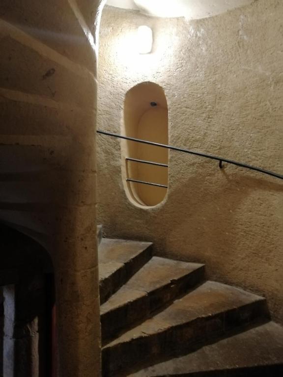 - un escalier dans un bâtiment avec fenêtre dans l'établissement Centre de vienne, spacieux avec balcon, à Vienne
