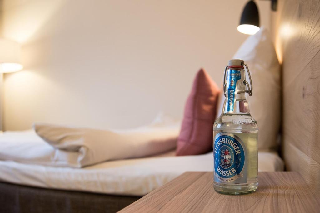 Ein Bett oder Betten in einem Zimmer der Unterkunft Hotel Alte Post Flensburg