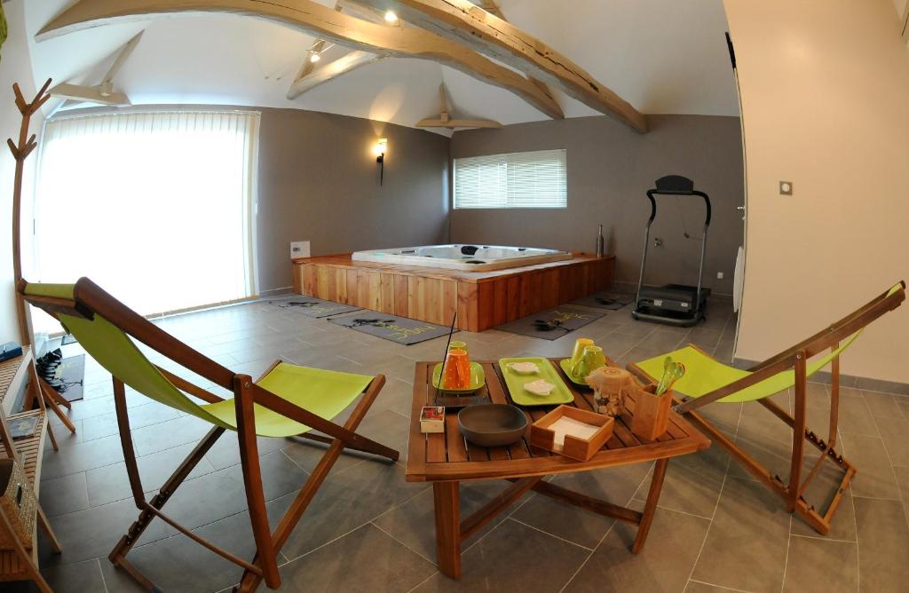 - un salon avec un lit, une table et des chaises dans l'établissement Le Manège, à Creney-près-Troyes