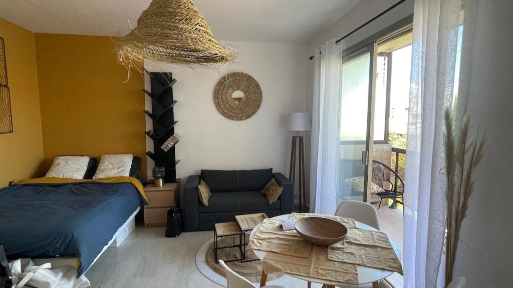 une chambre avec un lit et un salon dans l'établissement Grand studio terrasse climatisé central et calme, à Saint-Raphaël