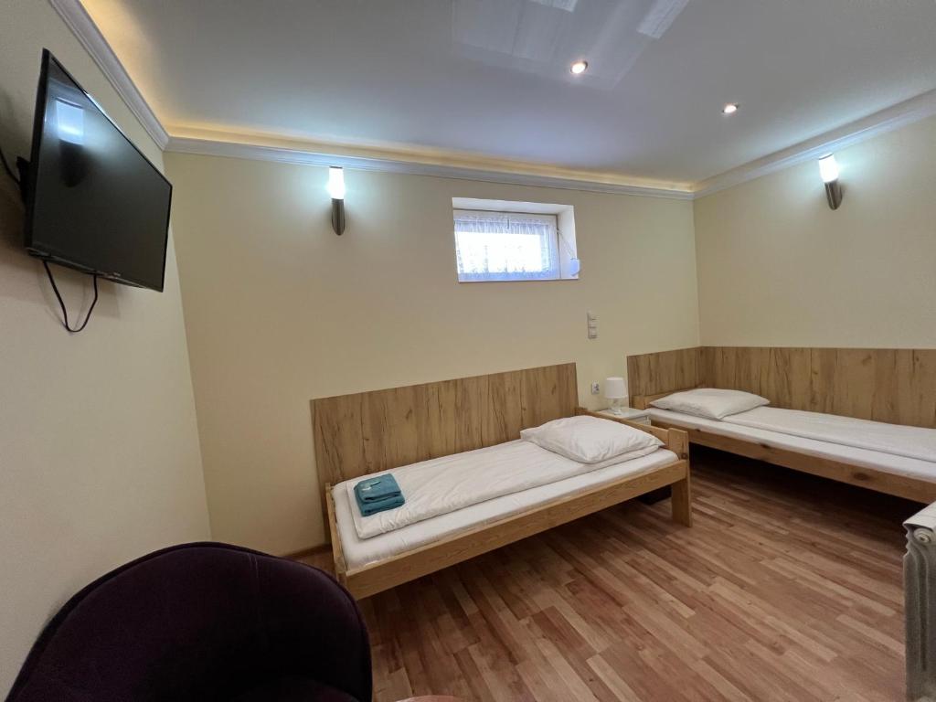 Voodi või voodid majutusasutuse ETNA - Hostel -Noclegi Rzeszów 24 Pokoje toas