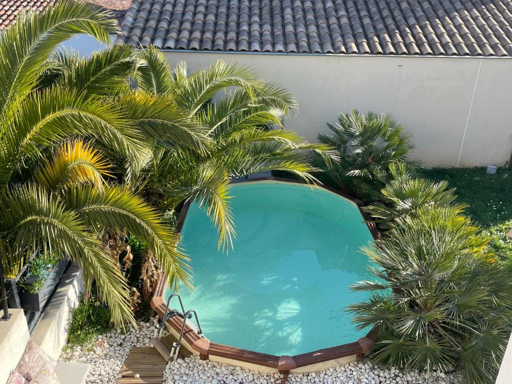 Swimmingpoolen hos eller tæt på Villa entière piscine jacuzzi venelles