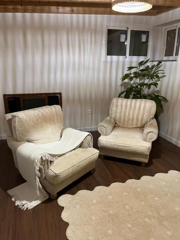 ein Wohnzimmer mit zwei Stühlen und einer Couch in der Unterkunft Casa Las Salinas del Norte 1 in Caleta de Interián