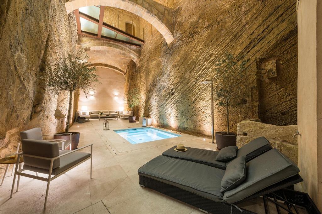 Bazén v ubytování Bordoy Mostatxins - Hotel Boutique Adults Only nebo v jeho okolí