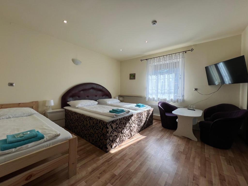 Voodi või voodid majutusasutuse ETNA - Hostel -Noclegi Rzeszów 24 Pokoje toas