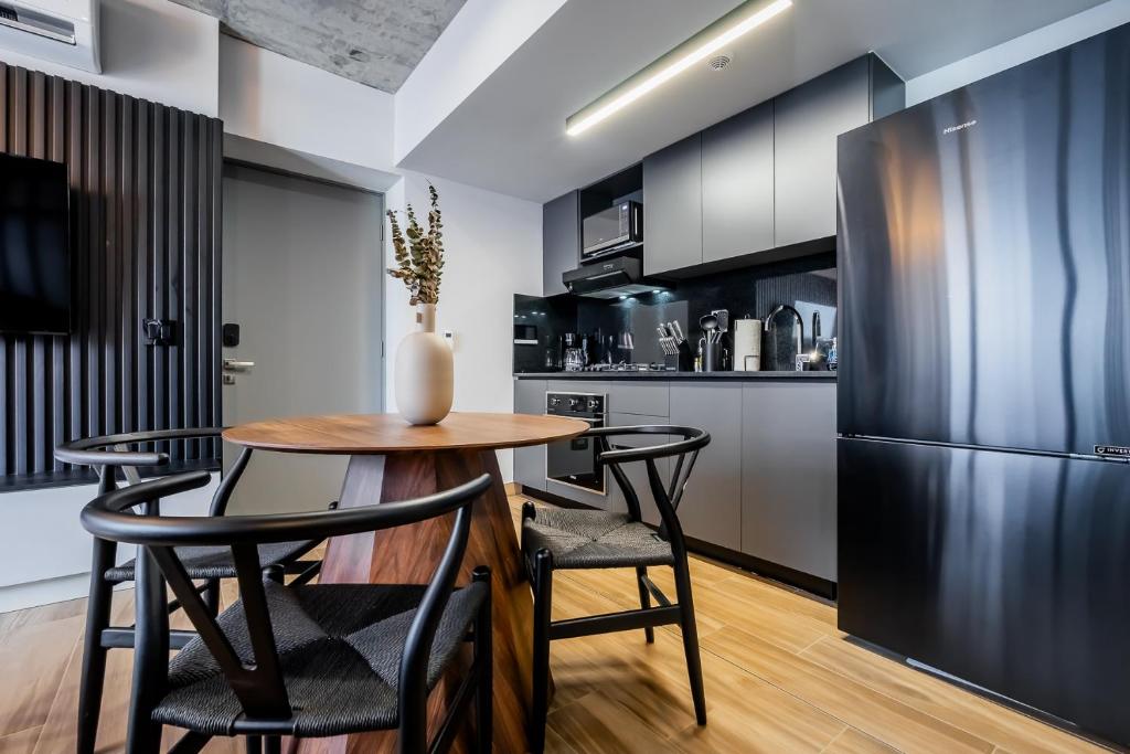 Kuchyň nebo kuchyňský kout v ubytování Centriqo by Wynwood House