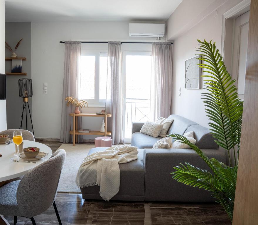 un soggiorno con un divano e un tavolo di Lefkada City Escape a Città di Lefkada