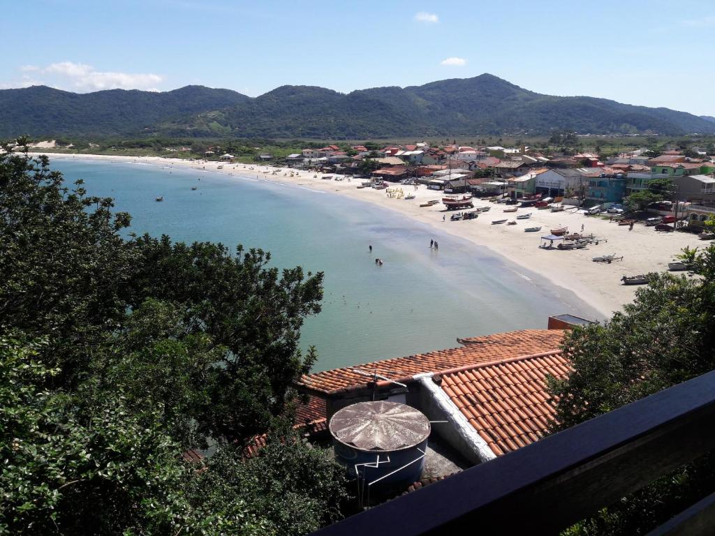 - Vistas a una playa con barcos en el agua en Linda casa de 2 quartos vista para o mar em Florianópolis - paraíso na mata atlântica, en Florianópolis