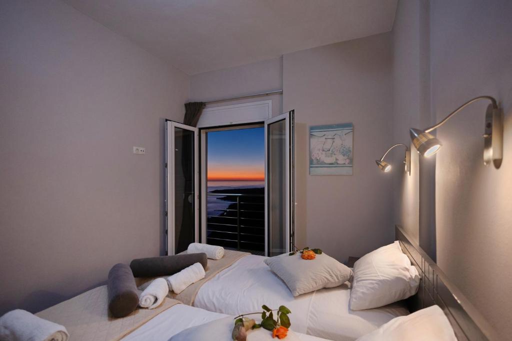 Posteľ alebo postele v izbe v ubytovaní Akrotiri Panorama- luxury rental apartments with sea view