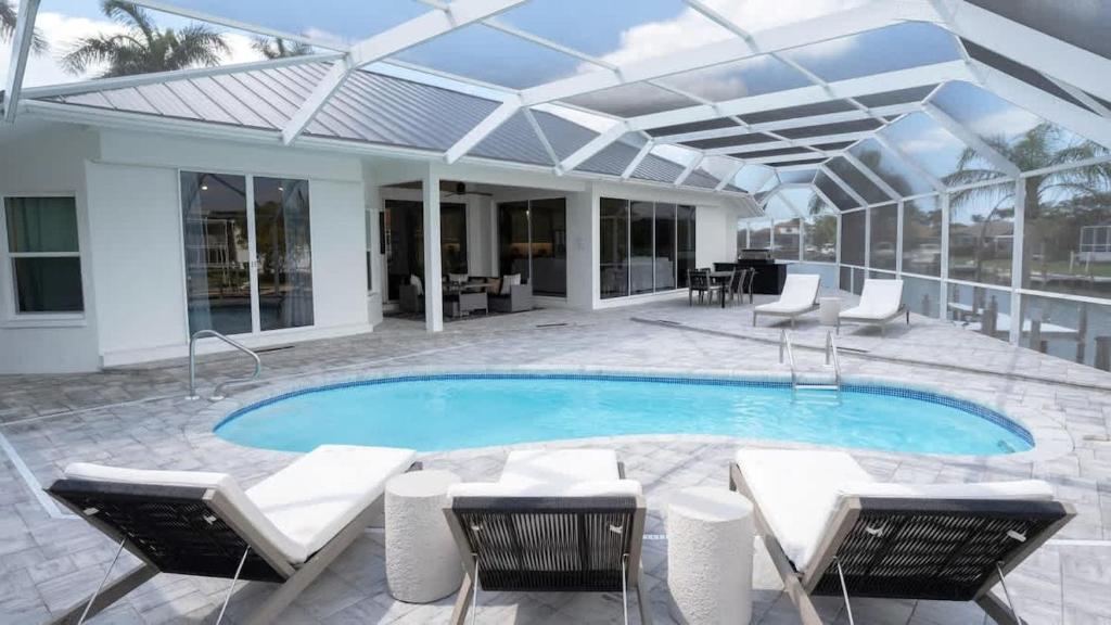 Πισίνα στο ή κοντά στο Marco Island Waterfront Escape with Pool