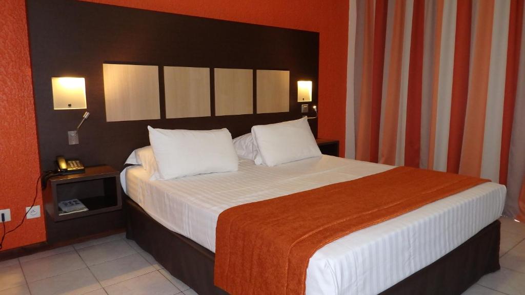 Postel nebo postele na pokoji v ubytování Central Hotel Cayenne
