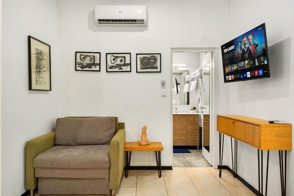 TV a/nebo společenská místnost v ubytování One Apartments TLV