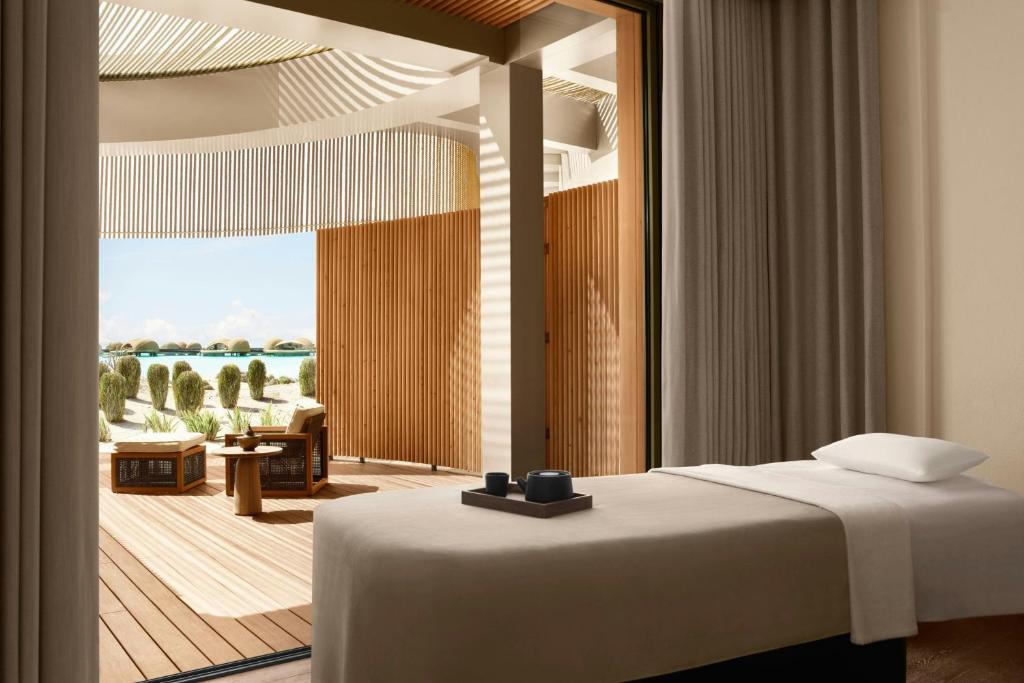 Postel nebo postele na pokoji v ubytování Nujuma, a Ritz-Carlton Reserve