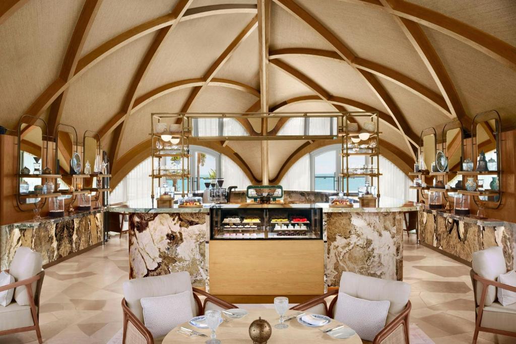 Restaurace v ubytování Nujuma, a Ritz-Carlton Reserve