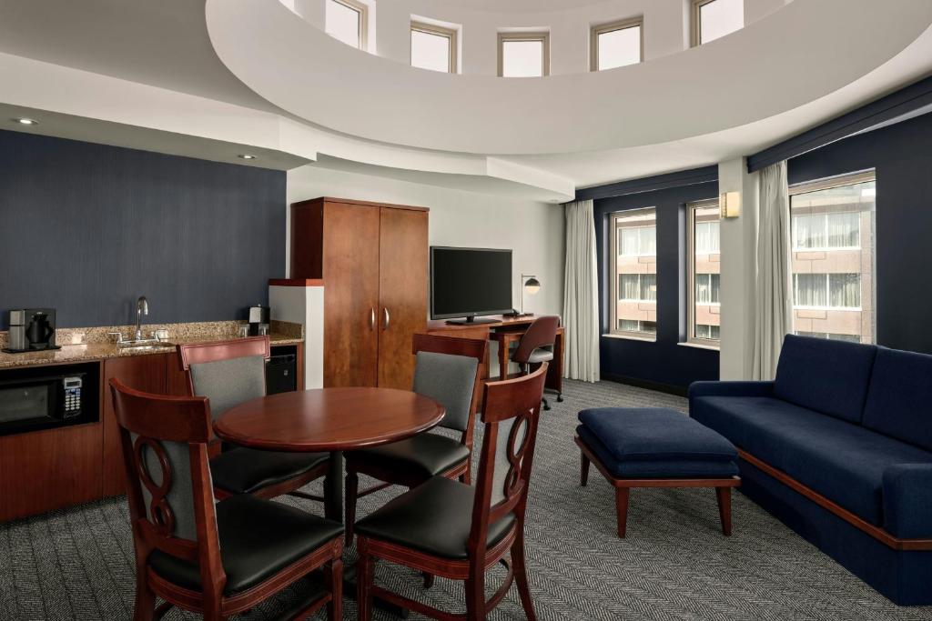 Posezení v ubytování Courtyard by Marriott Halifax Downtown