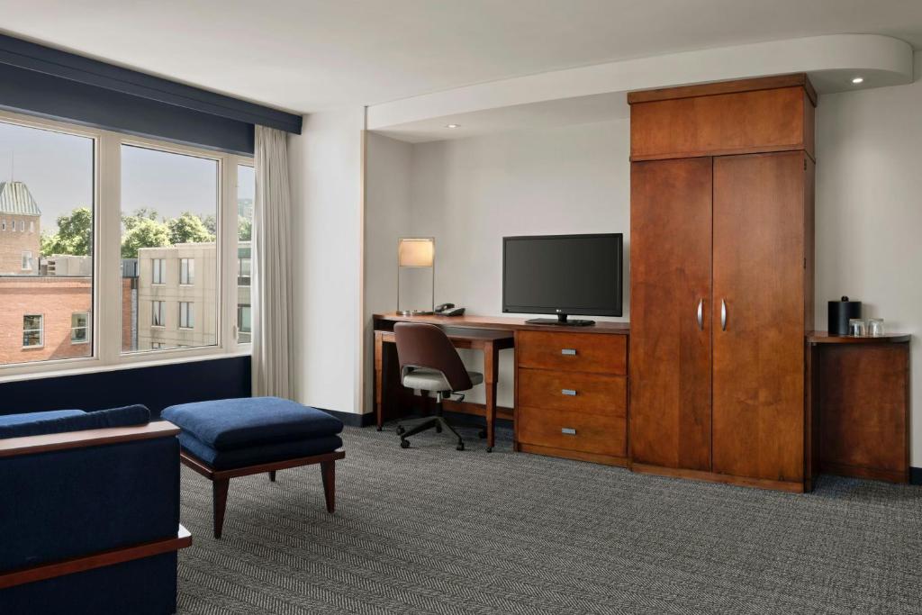 TV a/nebo společenská místnost v ubytování Courtyard by Marriott Halifax Downtown