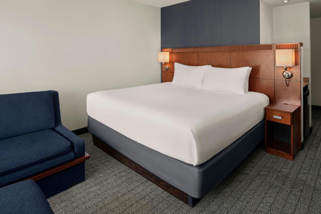 Postel nebo postele na pokoji v ubytování Courtyard by Marriott Halifax Downtown