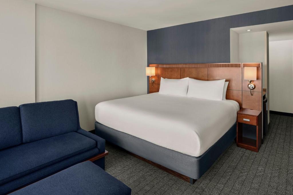 Postel nebo postele na pokoji v ubytování Courtyard by Marriott Halifax Downtown