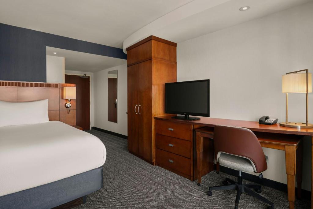 Postel nebo postele na pokoji v ubytování Courtyard by Marriott Halifax Downtown