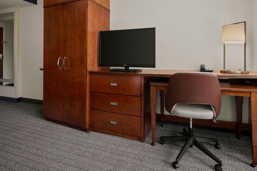 TV a/nebo společenská místnost v ubytování Courtyard by Marriott Halifax Downtown