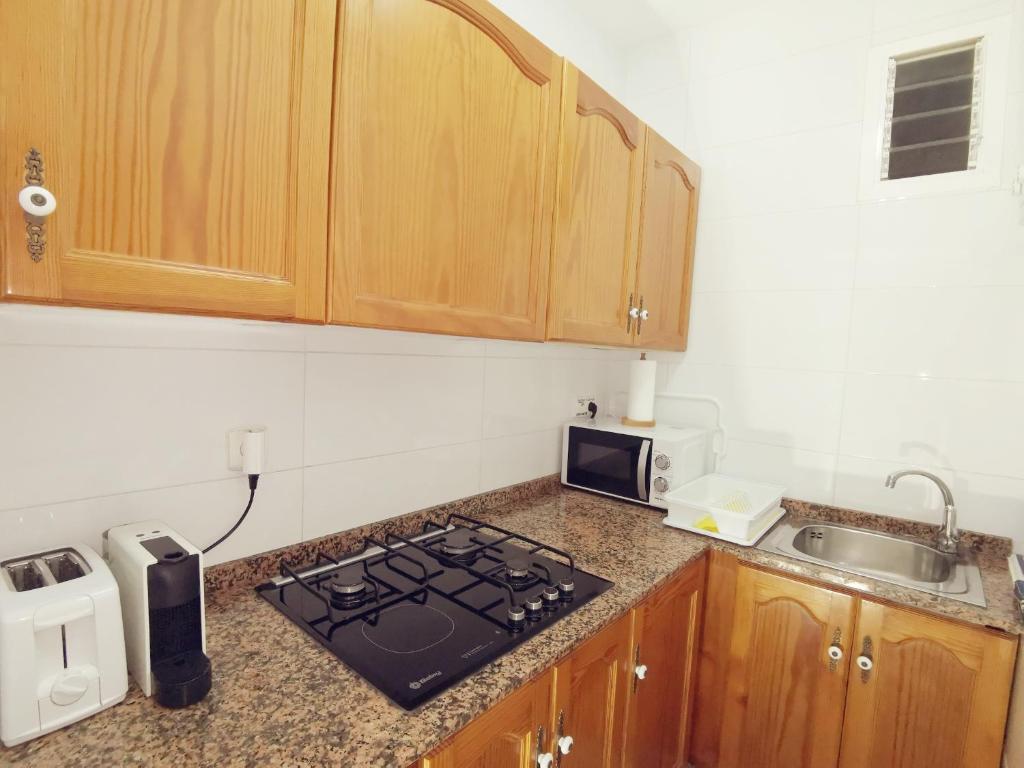 Kuchyň nebo kuchyňský kout v ubytování La casa del Buda Cerca de la playa con piscina
