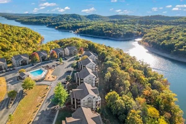 ブランソンにあるThe Cove 8-4 By SDC, Big Deck, Pool, Hot Tub, Lake View, No Stairsの川の横の家の空見