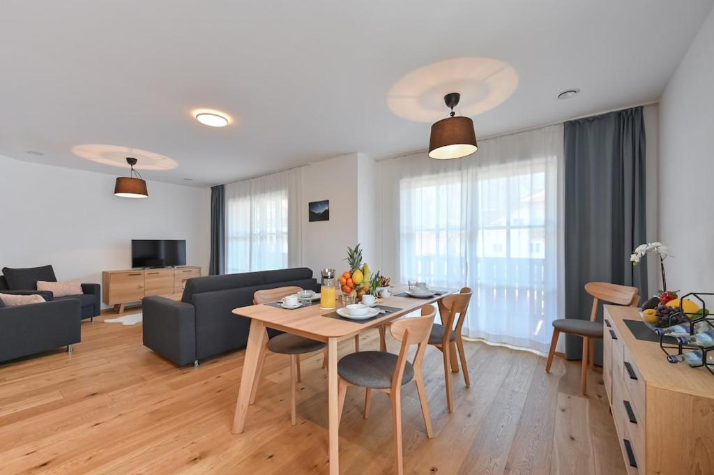 TV a/nebo společenská místnost v ubytování Allgäuzauber