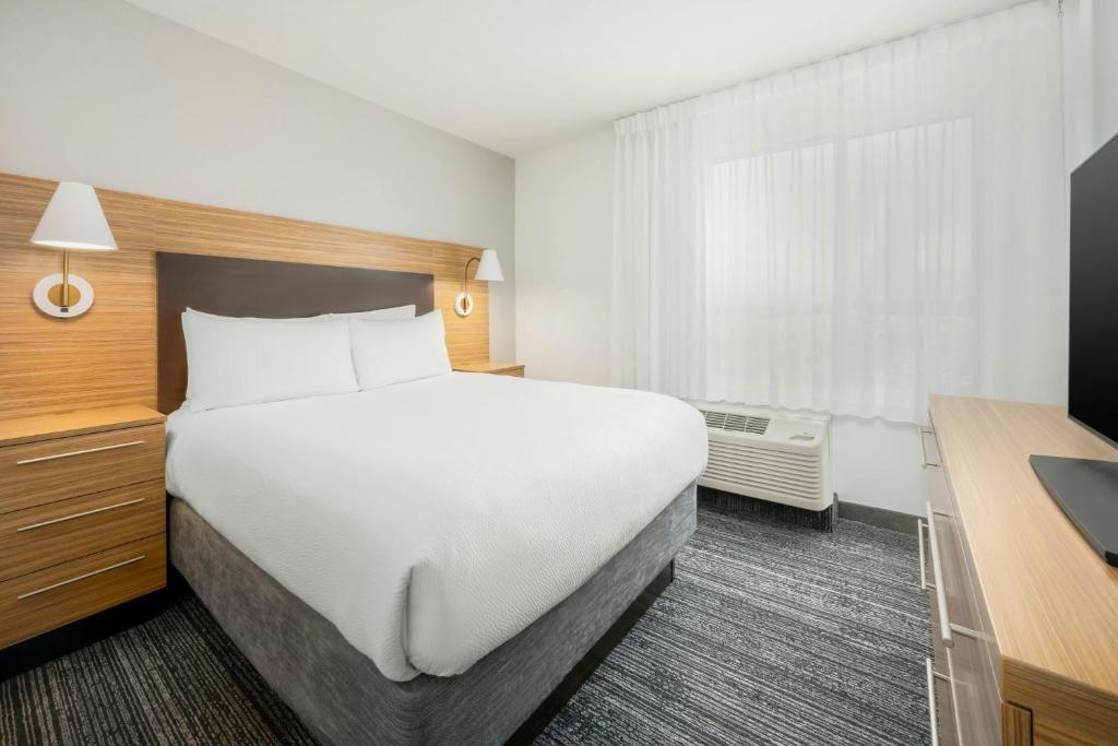 TownePlace Suites by Marriott Montgomery EastChase - Queen Suite