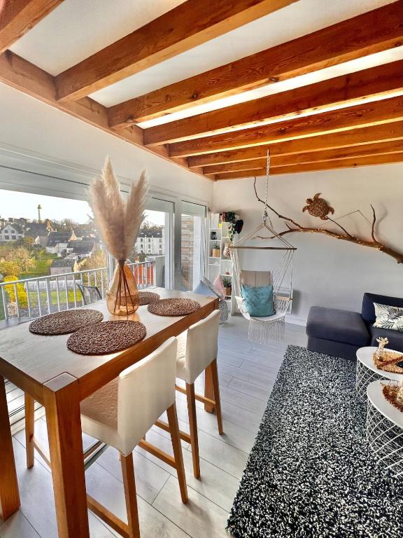 une salle à manger avec une table et un canapé dans l'établissement Triplex Port de Bénodet, à Bénodet
