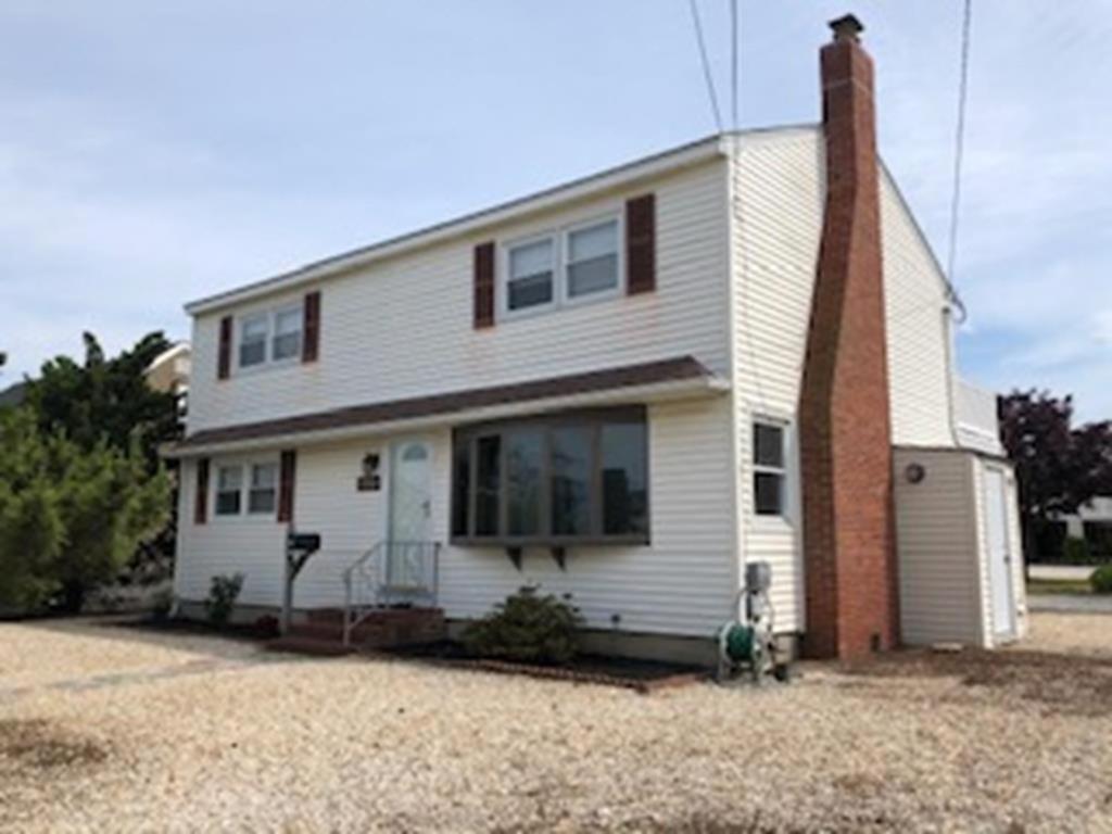 ein weißes Haus mit einem Ziegel in der Unterkunft Beach Badges, Wifi, Private Yard, Washer Dryer, Roomy Cape Located Bayside In Long Beach Island New Jersey in Ship Bottom