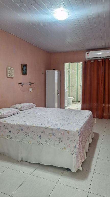 a bedroom with a large bed in a room at Aconchego da Marci Grande quarto confortável in Belém