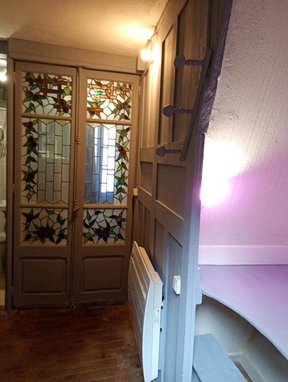 un couloir avec une porte et des escaliers avec une fenêtre dans l'établissement Duplex Center Thiers - Clermont-Ferrand - Lyon - Free Parking - Self-check-in, à Thiers