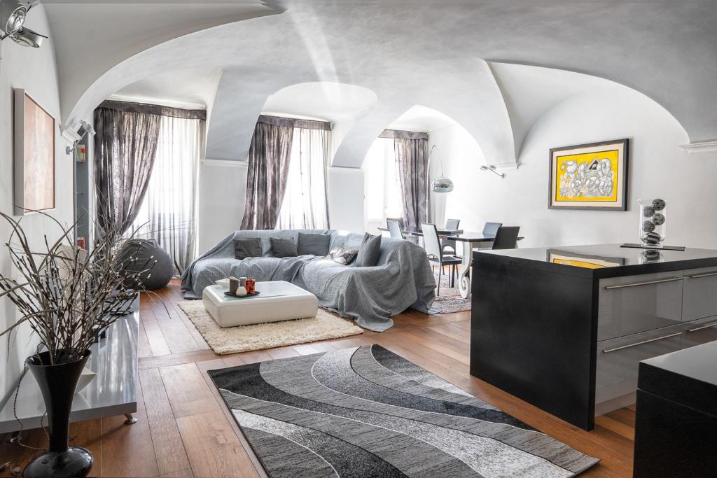 un soggiorno con un divano e un tavolo di Lamihouse ad Aosta