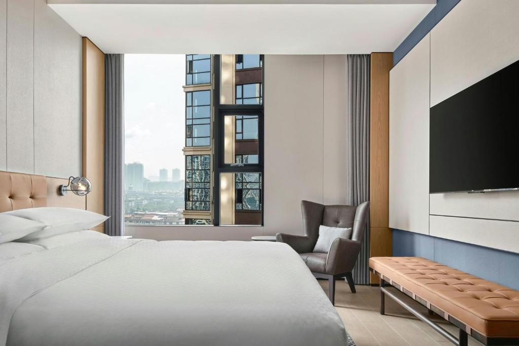 Postel nebo postele na pokoji v ubytování Four Points by Sheraton Hengyang Zhengxiang