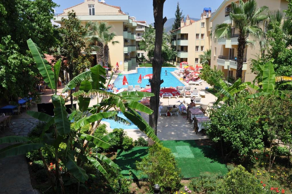 vista para uma piscina num resort em Club Palm Garden Keskin Hotel em Marmaris
