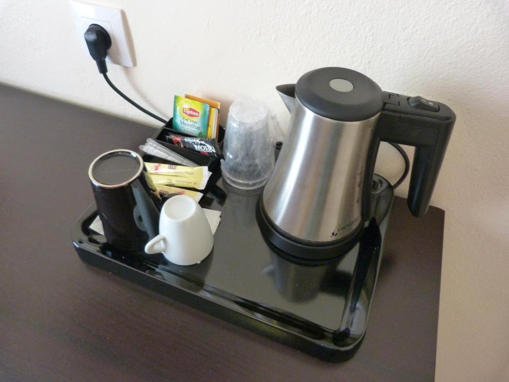Příslušenství pro přípravu čaje a kávy v ubytování Central Hotel Cayenne