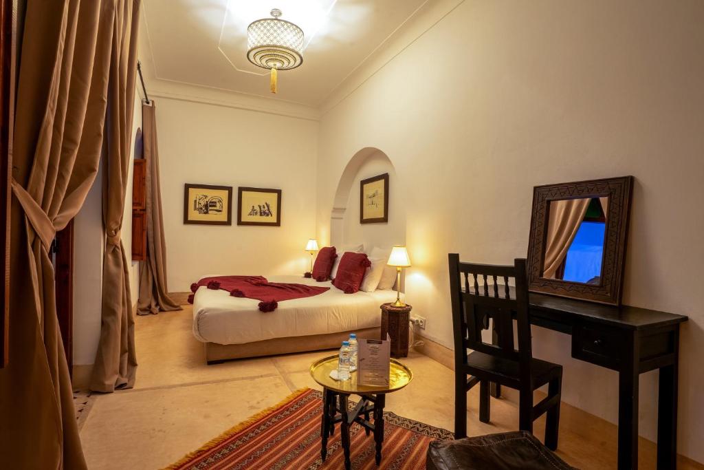 En eller flere senger på et rom på Riad Adika & Spa