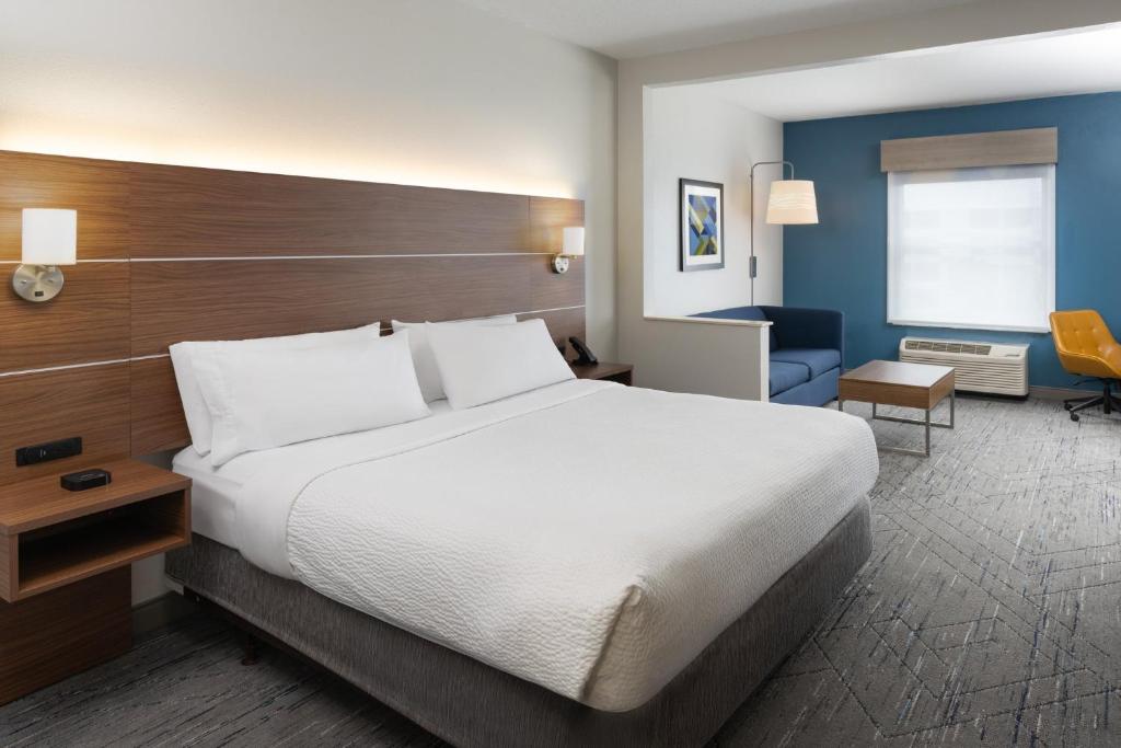 Holiday Inn Express & Suites Orlando International Airport, an IHG Hotel - 