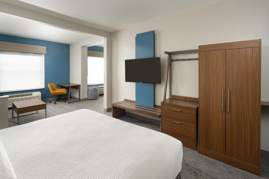 Holiday Inn Express & Suites Orlando International Airport, an IHG Hotel - 