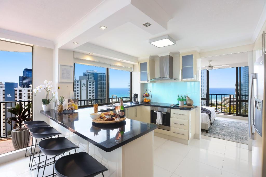 Televisyen dan/atau pusat hiburan di ABSOLUTE Riverfront 2br apt, Views from every room