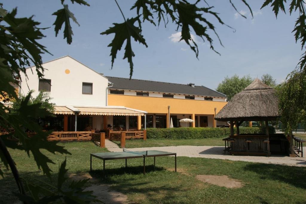 ein Gebäude mit einem Picknicktisch und einem Pavillon in der Unterkunft Georgshof in Podersdorf am See