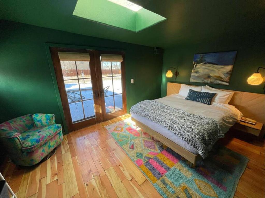 Postel nebo postele na pokoji v ubytování Atami - Bright, Playful 2bd (Atami Suite) at La Dea