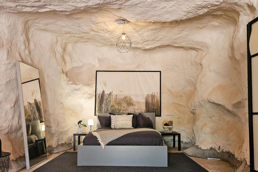 Postel nebo postele na pokoji v ubytování The Caves at Moab - At Private Riverside Ranch