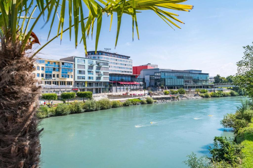 Výhled na řeku, která protéká v blízkosti hotelu
