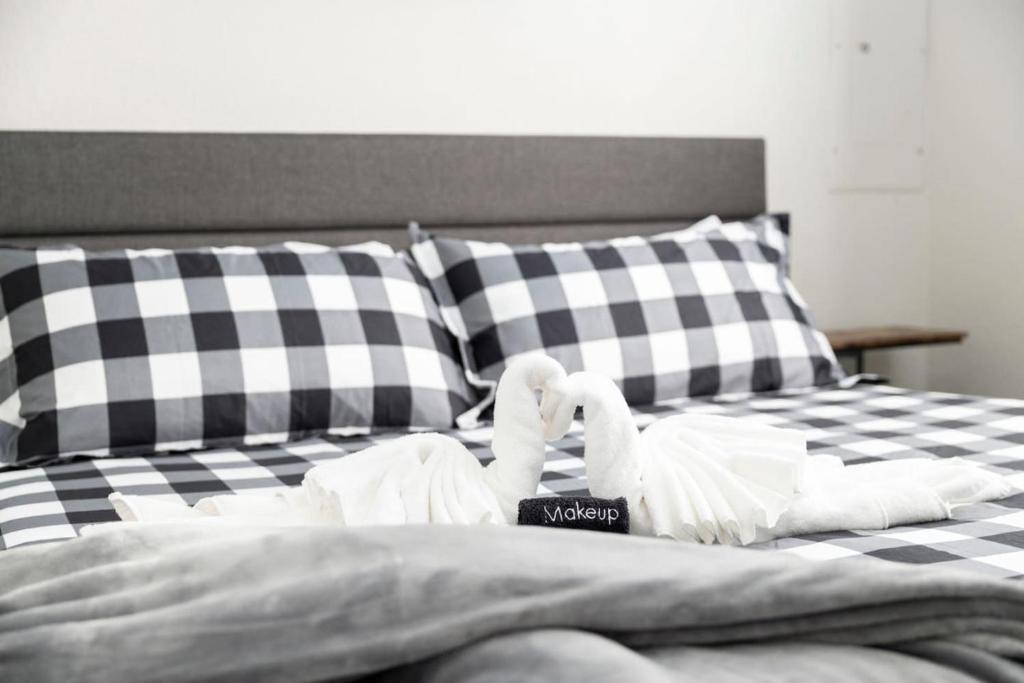 Postel nebo postele na pokoji v ubytování Lux Modern Getaway ATT Stadium Views King Bed