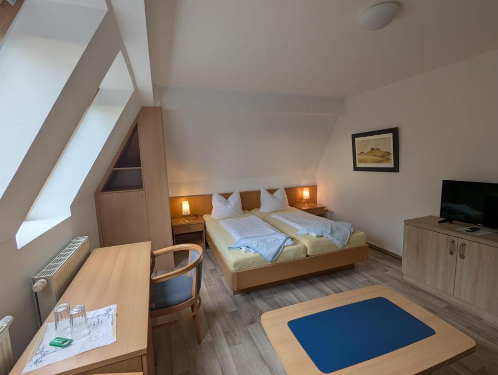 Postel nebo postele na pokoji v ubytování Pension & Restaurant Haus Hiddensee