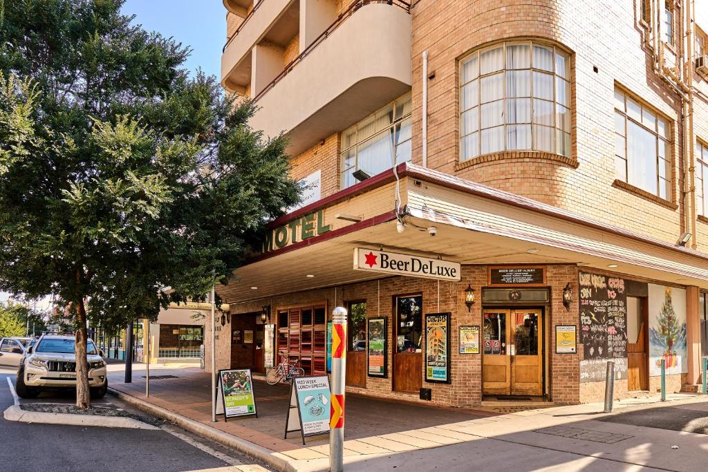 un edificio en la esquina de una calle en Beer Deluxe Albury, en Albury
