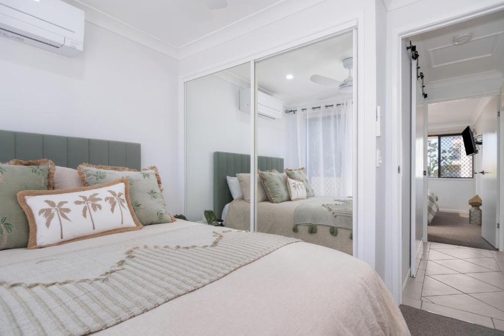 Postel nebo postele na pokoji v ubytování Luna Blu & The Beach Loft Yeppoon- Private Apartments
