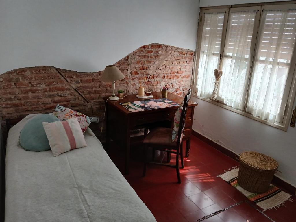a bedroom with a desk and a bed and a table at Habitación privada zona Centro, Tribunales y Patio Olmos in Cordoba